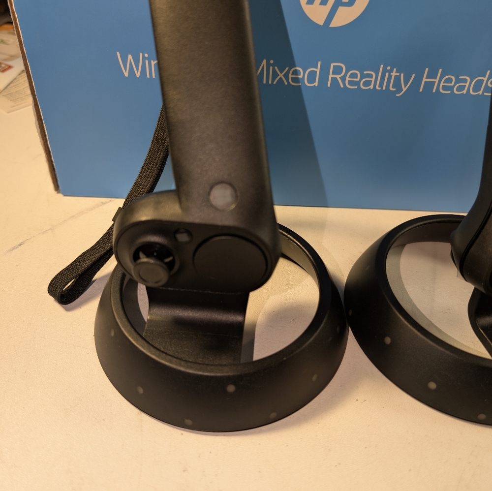 HP VR1000-100 Windows Mixed Reality (WMR) Headset with Controllers - Picture 3 of 7